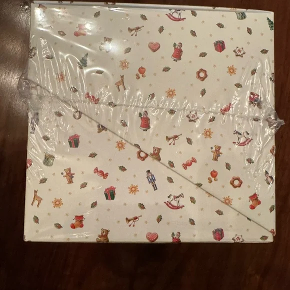 Villeroy & Boch Toy's Delight La Petite Boule Set with Red and Green Accents - Picture 5 of 10